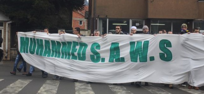 Touche pas à mon prophète : à Novi Pazar, 5&nbsp;000 musulmans en colère contre Charlie Hebdo