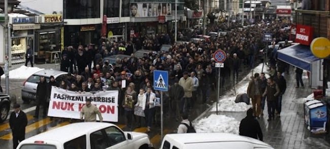 Kosovo : un gouvernement si fragile, une souveraineté si incertaine