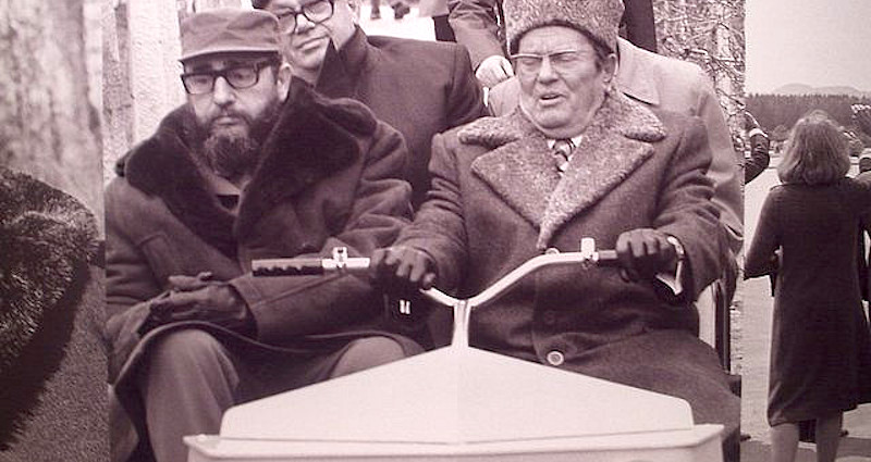 Serbie : le président Tomislav Nikolić décore Fidel Castro