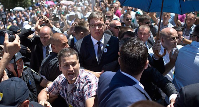 Vučić à Srebrenica : le show, les médias et la manipulation politique