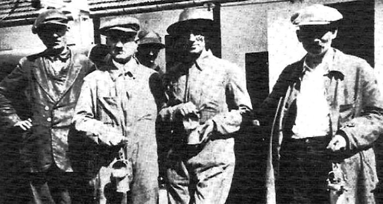 L'écrivain Panait Istrati (deuxième à droite) avec les mineurs de Lupeni en 1929