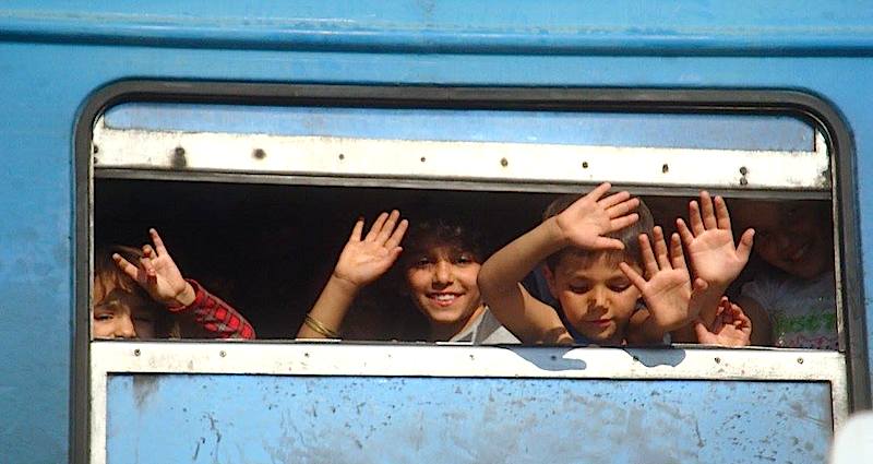 Des enfants syriens à la gare de Gevgelija