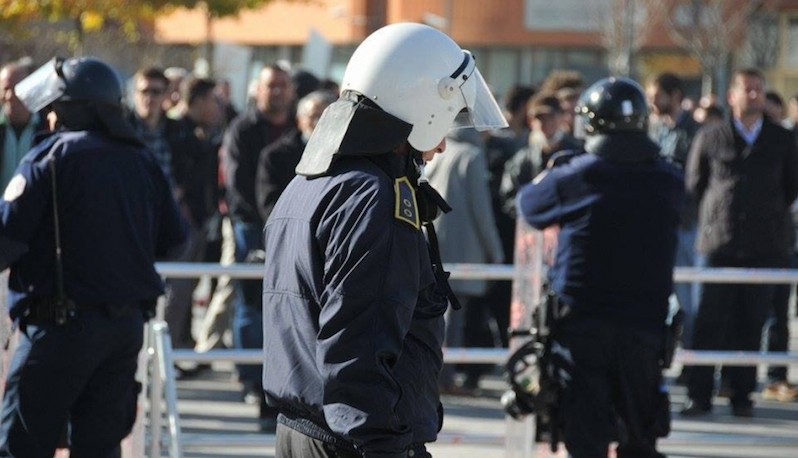 Kosovo : lacrymos au Parlement, chaos dans les rues de Pristina