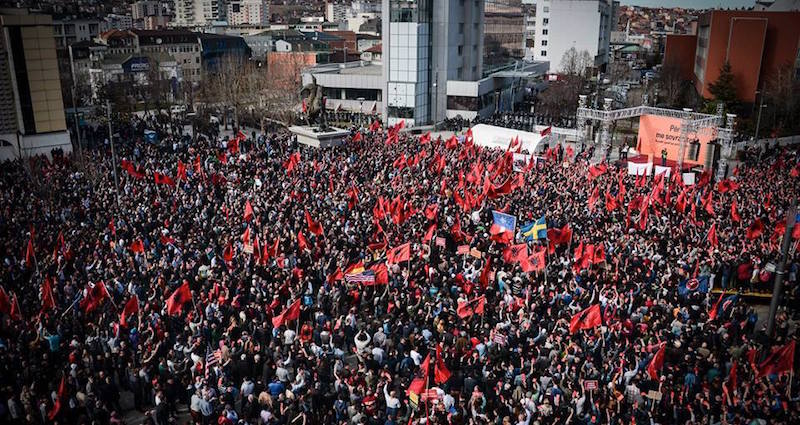 Anniversaire sous tension au Kosovo : près de 100&nbsp;000 personnes défilent à l&rsquo;appel de l&rsquo;opposition