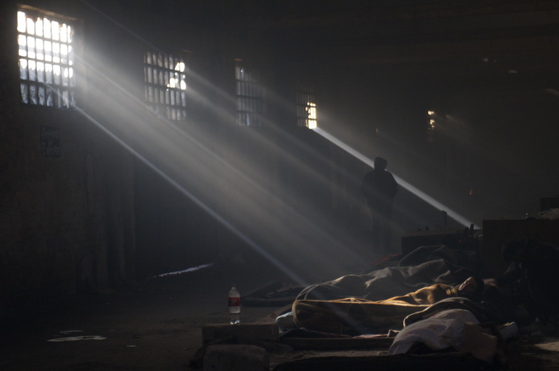 Serbie : avec les réfugiés, dans les hangars des chemins de fer de Belgrade
