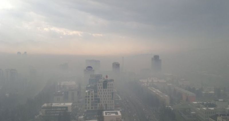 Bosnie-Herzégovine : contre les pics de pollution, un cache-nez pour se protéger