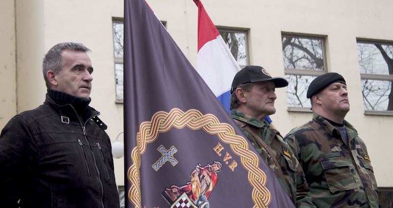 Croatie : partisans et opposants au service militaire dans les rues de Zagreb