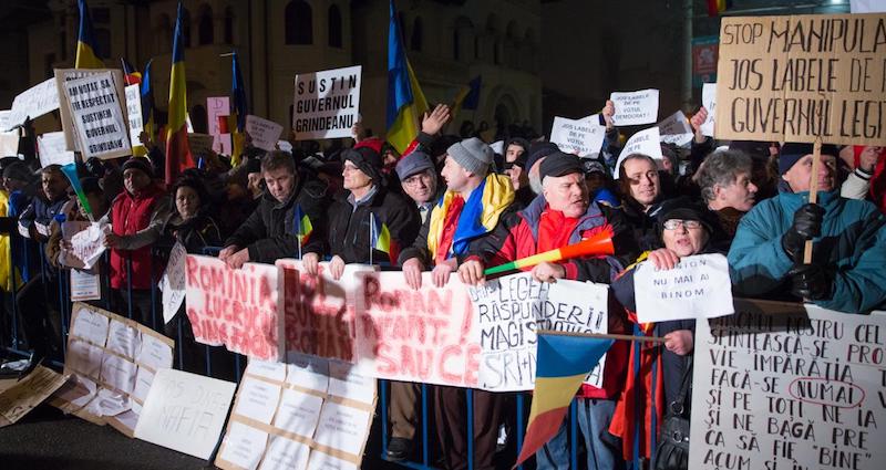 La Roumanie retient son souffle après le recul du gouvernement