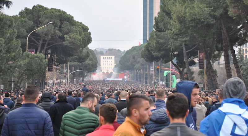 Albanie : manifestation géante de l&rsquo;opposition contre Edi Rama