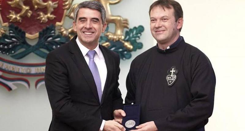Bulgarie : menacé de mort pour son soutien aux réfugiés, un prêtre catholique rapatrié en Italie