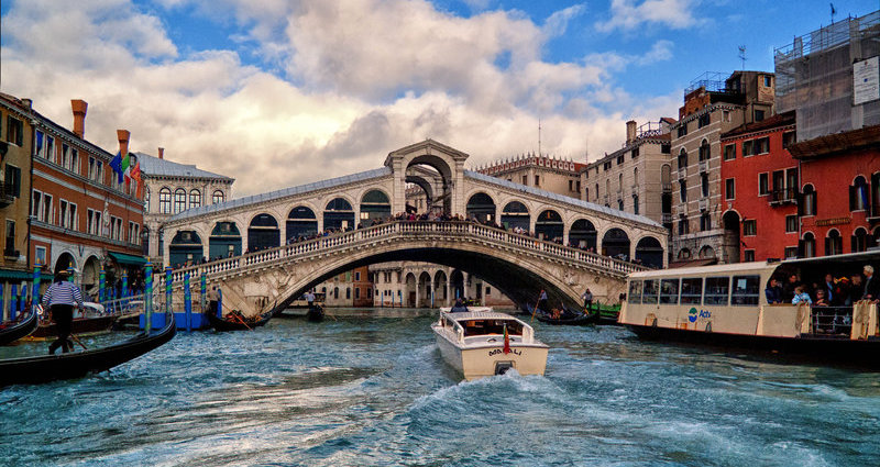 Quatre Kosovars soupçonnés d’avoir voulu faire sauter le pont du Rialto à Venise