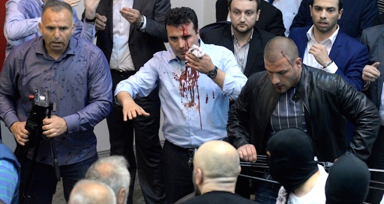 Macédoine : violences au Parlement, plusieurs députés blessés par des partisans du VMRO-DPMNE