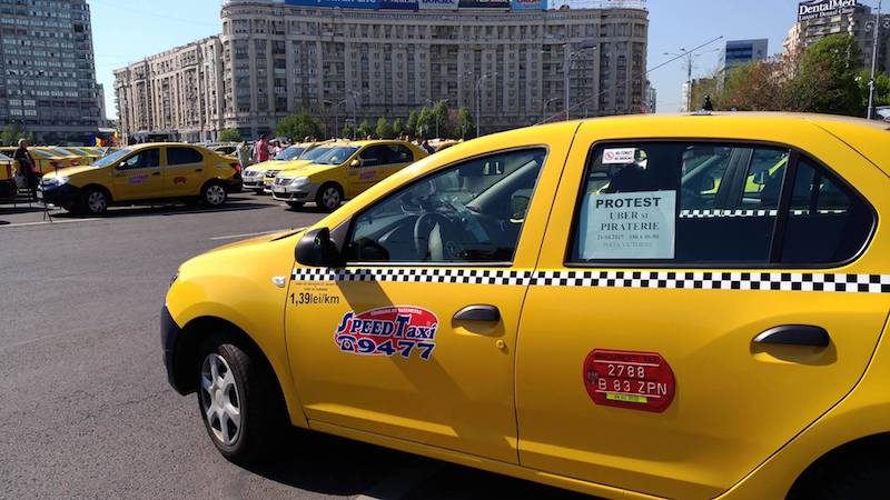 Roumanie : la guerre fait rage entre les chauffeurs de taxi et Uber