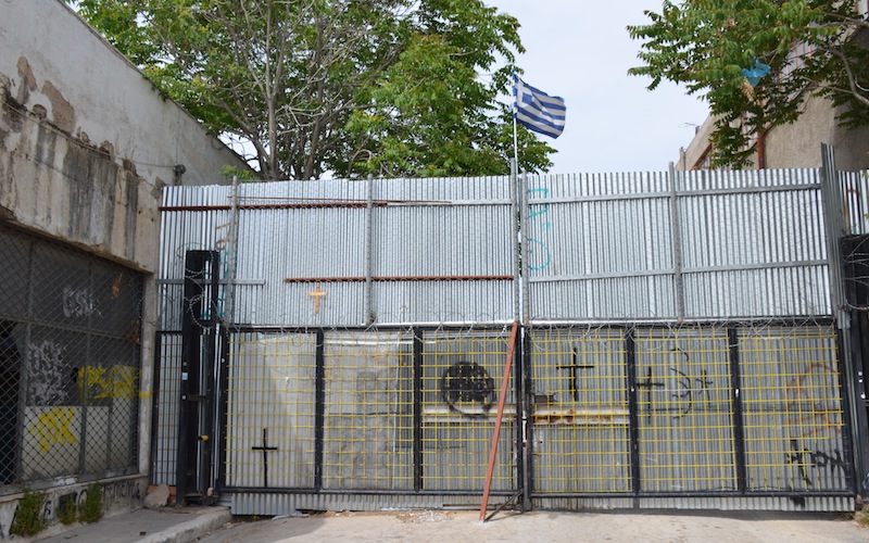 Le chantier de la mosquée est barricadé et tagué.