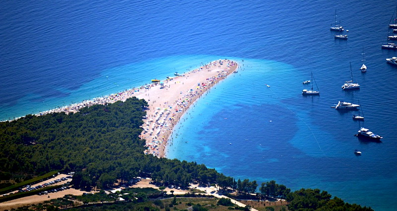 Croatie : sur la plage privatisée, bétonnage et parasols privés
