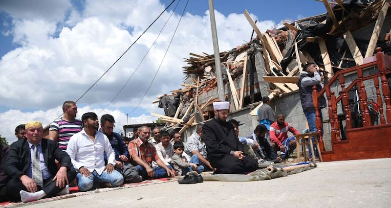 Les musulmans de Zemun Polje prient symboliquement devant leur mosquée détruite