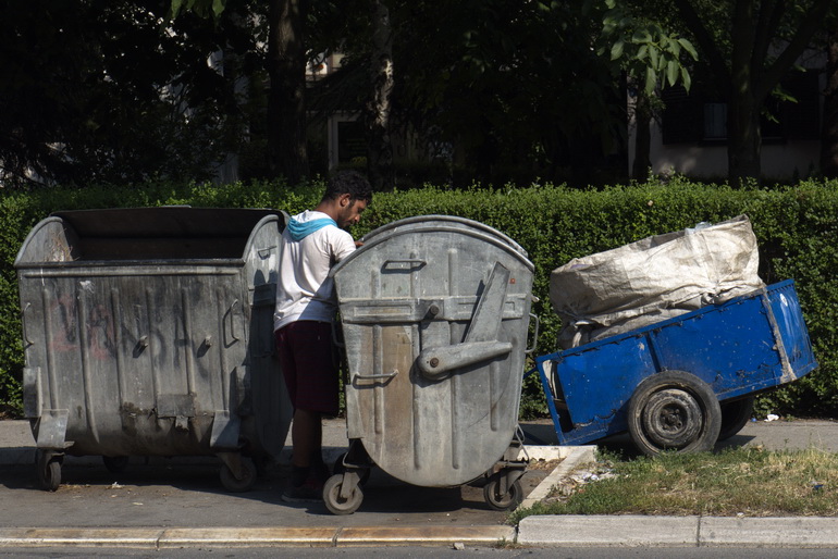 Serbie : à Novi Sad, des agents de sécurité armés pour garder les poubelles