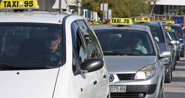 Les taxis ont bloqué des rues à Split, Zagreb et Dubrovnik contre l'application Uber.