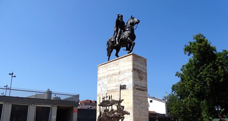 Macédoine : à peine terminée, la nouvelle place Skanderbeg de Skopje fait déjà polémique