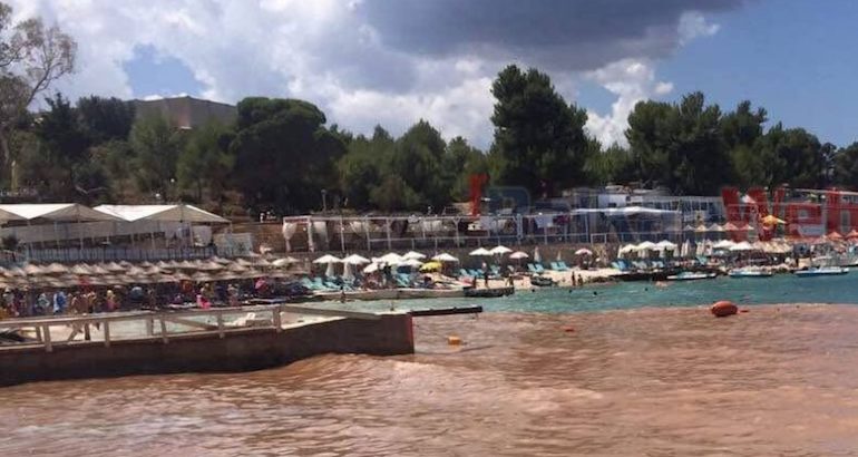 Albanie : d&rsquo;où venaient les eaux noires qui ont envahi les plages de Ksamil ?