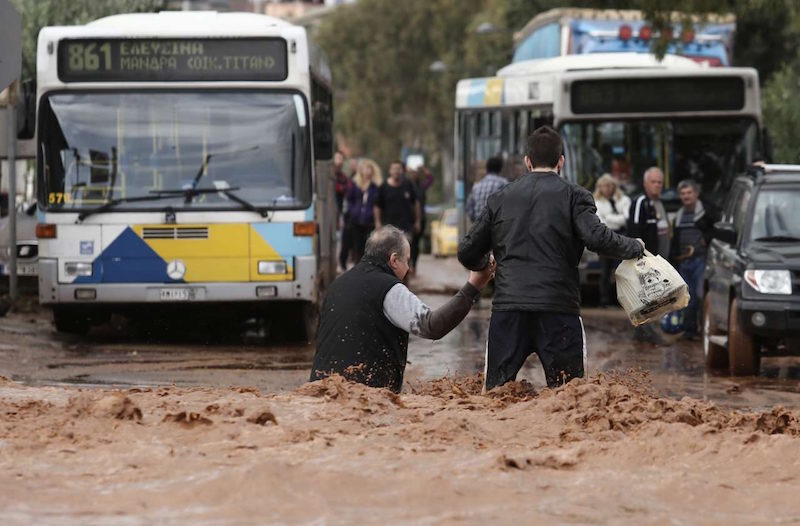 Coulées de boue en Grèce : au moins quinze morts dans la banlieue d&rsquo;Athènes