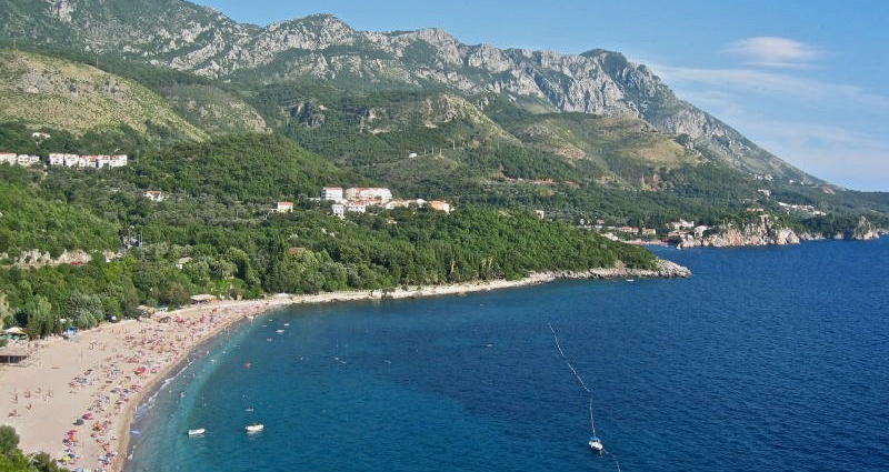 La plage de Kamenovo, à Budva