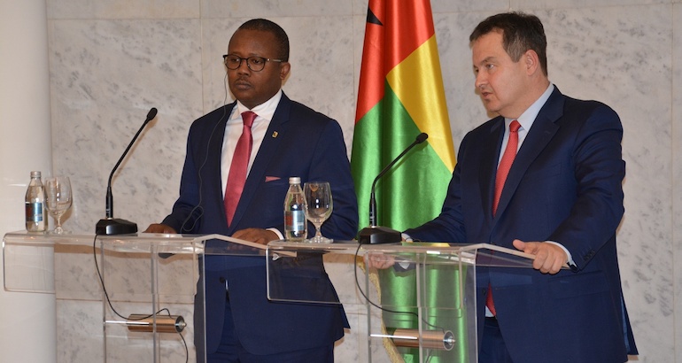 Le Premier ministre de Guinée-Bissau, Umaro Sissoco Embalo, en conférence de presse avec Ivica Dačić.
