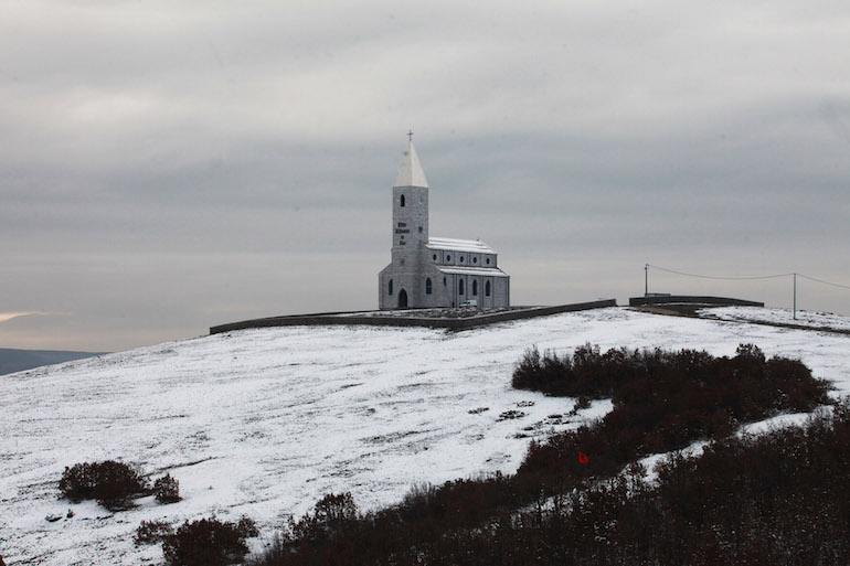 Kosovo : Noël dans une église battue par le vent, sur une colline couverte de neige…