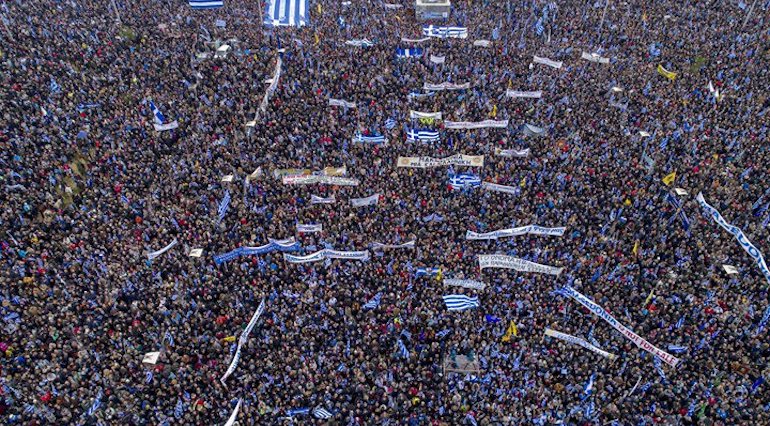 Grèce : « Non au bradage de la Macédoine », 100&nbsp;000 manifestants dans les rues de Thessalonique