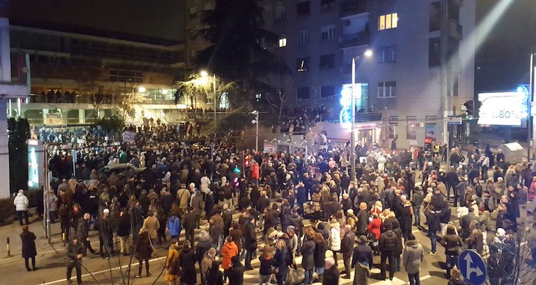 Serbie : l&rsquo;opposition manifeste contre la propagande pro-Vučić de la radio-télévision publique