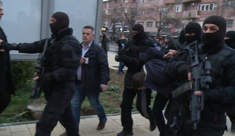 Serbie : le ministre pour le Kosovo arrêté à Mitrovica, Vučić accuse « les terroristes qui ont voulu s’emparer du Nord»