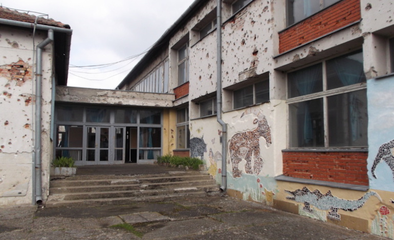 Croatie : pour l’école de Vukovar, toujours criblée de balles, la rénovation qui n&rsquo;arrive jamais