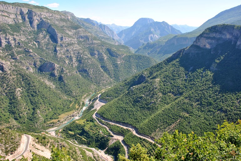 Albanie : dans le Kelmend, la route qui change tout