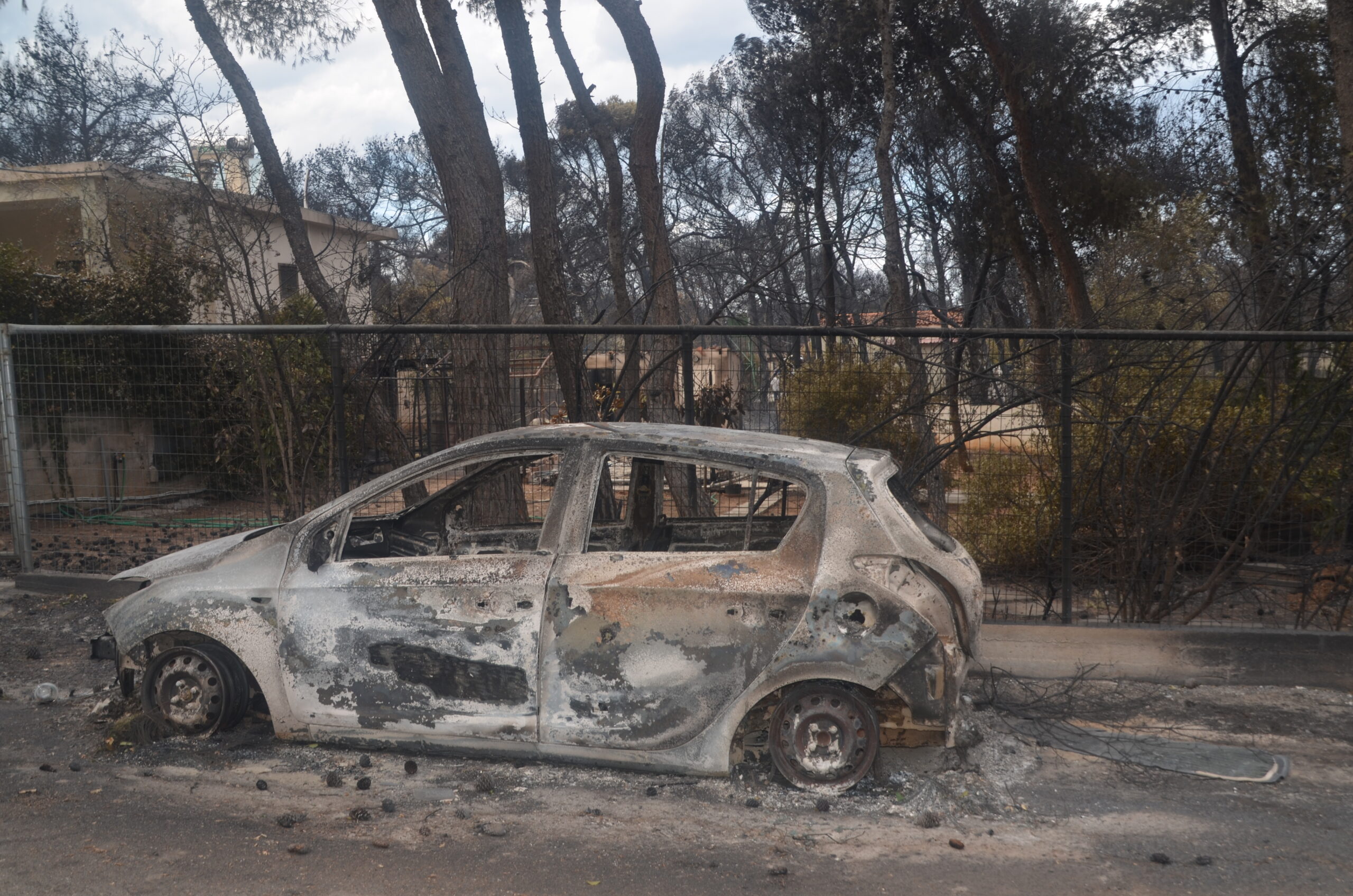Grèce : après les incendies meurtriers, la solidarité s&rsquo;organise et les critiques pleuvent