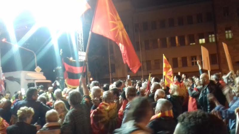 Dimanche soir, devant le Parlement de Macédoine