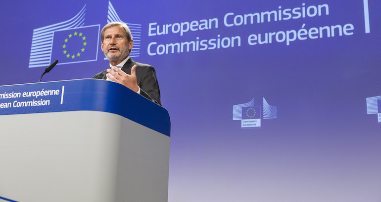 Serbie-Kosovo : le Commissaire européen à l’élargissement soutient le changement de frontières