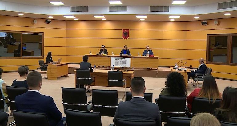Albanie : réformer la justice en licenciant tous les juges ?