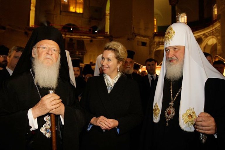 À gauche, le patriarche œcuménique Bartholomée Ier, à droite, le patriarche Cyrille de Moscou.