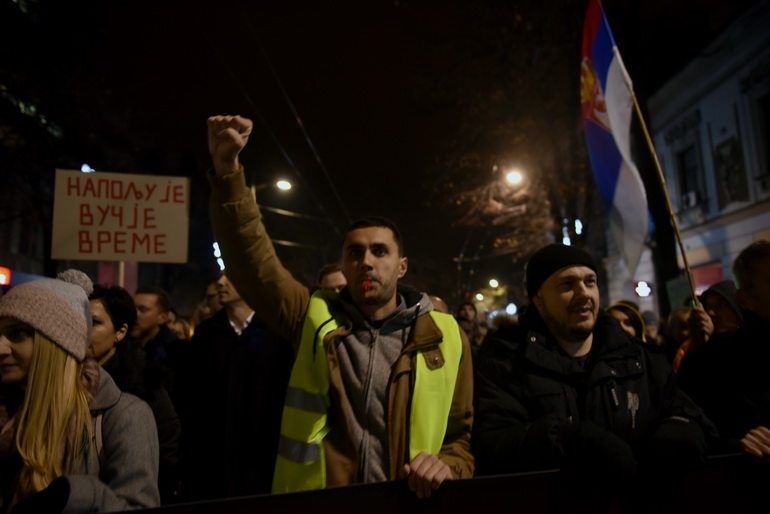 Serbie : des milliers de personnes contre les «&nbsp;chemises ensanglantées&nbsp;» du régime Vučić