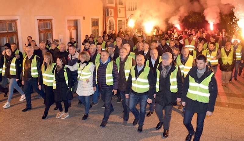 Monténégro : en gilets jaunes pour la libération du député Nebojša Medojević