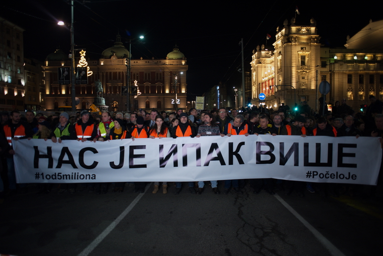 Serbie : à Belgrade, des milliers de personnes rendent hommage à Oliver Ivanović