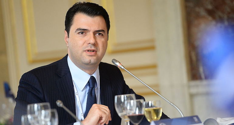 Albanie : les députés de l&rsquo;opposition «&nbsp;brûlent&nbsp;» leurs mandats au Parlement