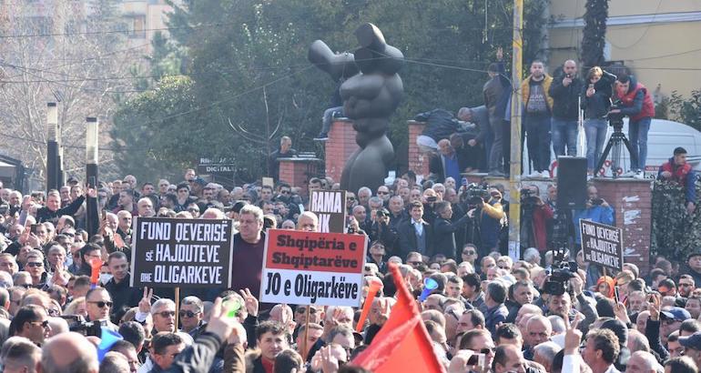 Albanie : l&rsquo;opposition manifeste de nouveau pour réclamer la démission du gouvernement