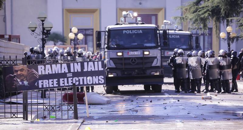 Albanie : une nouvelle manifestation de l&rsquo;opposition sombre dans la violence