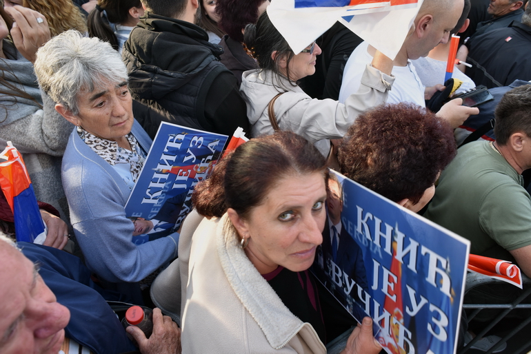 Serbie : meeting de Vučić à Belgrade, une parade de figurants
