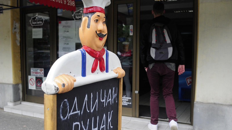 Serbie : à Belgrade, un restaurant offre leurs repas aux plus démunis