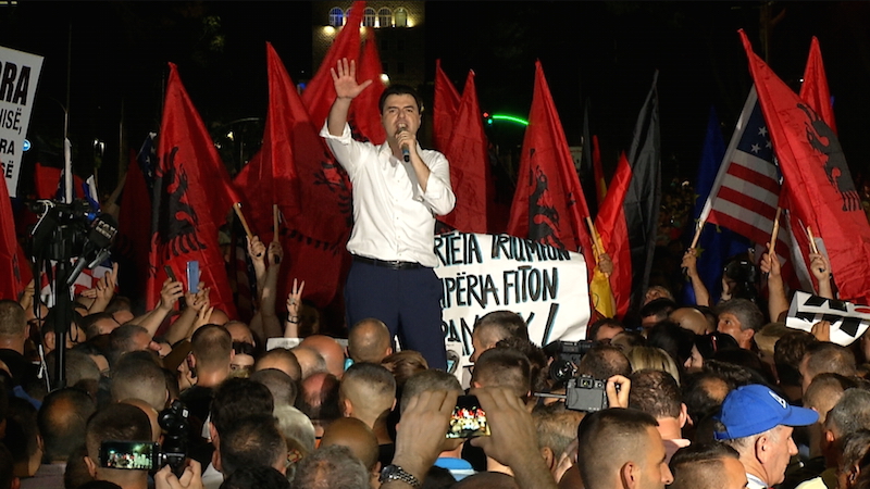 Albanie : l&rsquo;opposition manifeste en masse et dans le calme contre Edi Rama