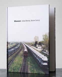 Beau livre • Mioveni, au rythme de l’usine Dacia