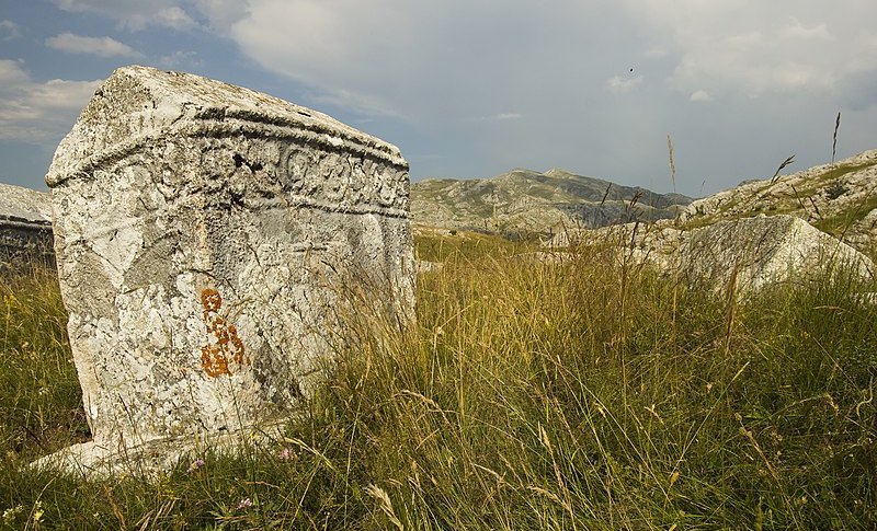 Bosnie-Herzégovine : quand des stèles médiévales servent à construire des maisons