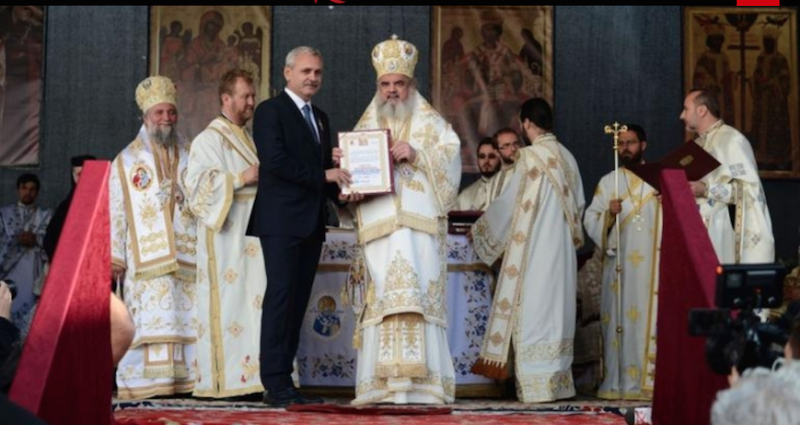 Liviu Dragnea, le chef du PSD et le patriarche Daniel de Roumanie